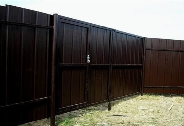 Hullámkartonból készült kerítések kialakítása: fotók magánházakban