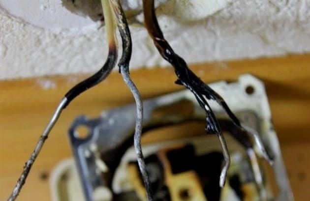 Hogyan cseréljük ki az elektromos vezetékeket egy régi kétszobás lakásban