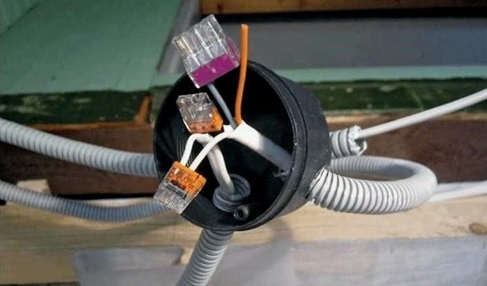 Az elektromos vezetékek telepítése egy lakásban aprítás nélkül