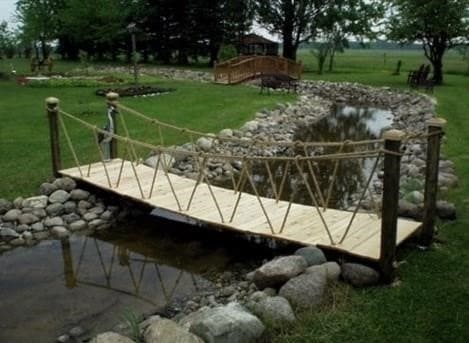Saját kezűleg készítünk egy eredeti dekoratív kerti hidat