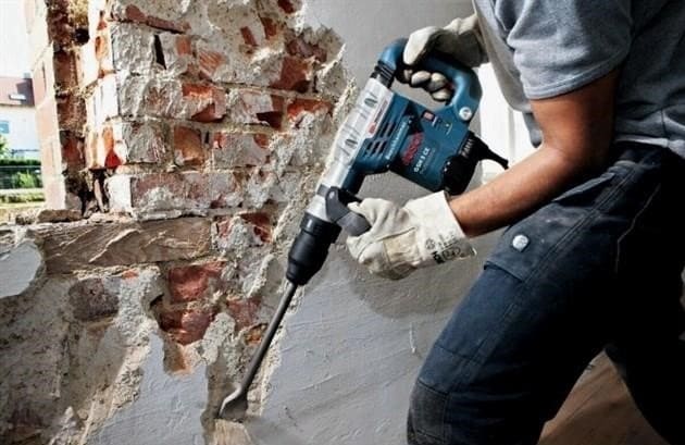 Lehetőségek a régi vagy friss vakolat falakról történő eltávolítására: hogyan lehet eltávolítani a dekoratív keveréket por nélkül simítóval, vésővel vagy kalapáccsal?