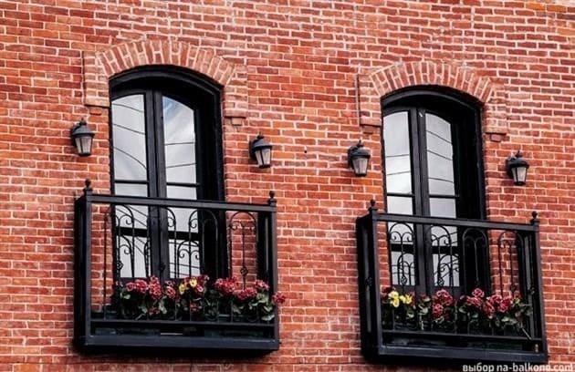 Hogyan lehet legalizálni az átépítést? Ugyanis egy francia ablak, erkélytömb helyett, a loggia kijáratánál, a ház tégla.