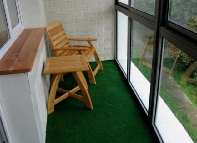 Milyen padlóburkolatot válasszon egy nyitott vagy üvegezett erkélyhez