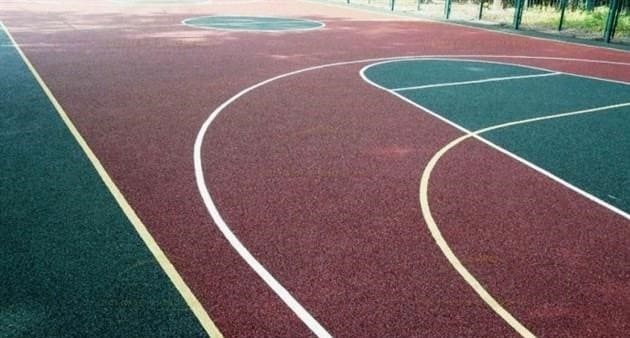 Játszóterek és sportpályák gumipadlóinak ára 650 rubel * / 1 m2, kulcsrakész beépítéssel