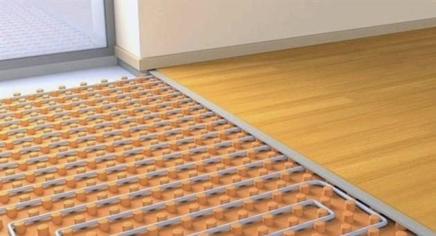 Lehetséges-e laminált padlót meleg padlóra fektetni: Válasz a kérdésre, vélemények