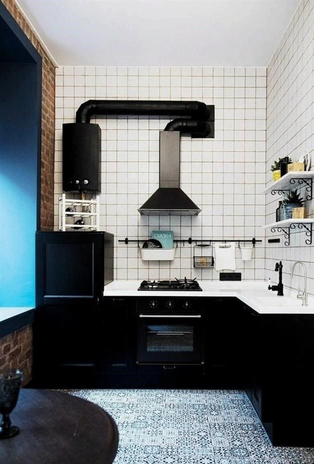 Lehetséges-e beépíteni a feszített mennyezetet egy konyhában, amelyben gázos vízmelegítő található: technológiai követelmények