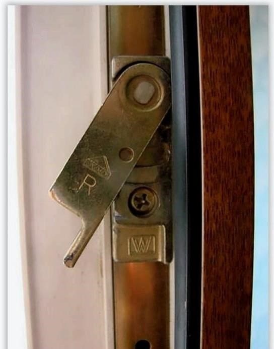 Hogyan lehet rögzíteni az ajtókeret ferdeségét. Az ajtó ferdeségének kiküszöbölésének módjai. A belső ajtók beállítása a telepítés utolsó szakaszaként