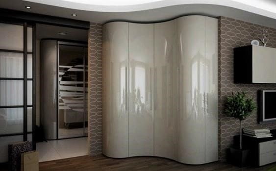 Csúszó szekrény egy modern belső folyosóra