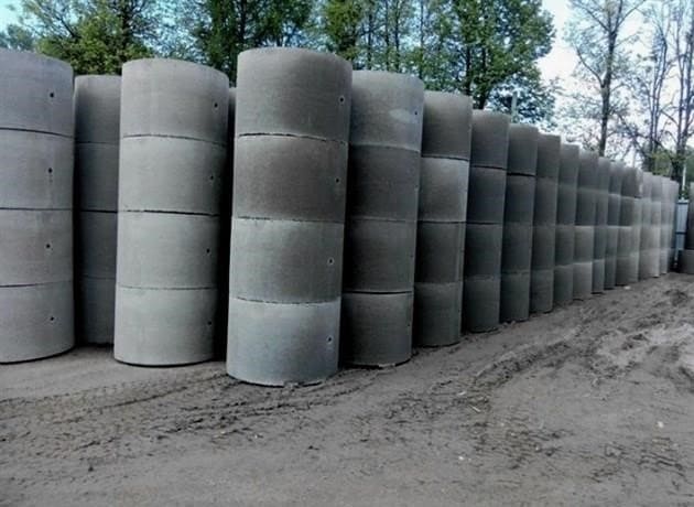 Készülék és utasítások a szeptikus tartály betongyűrűkből történő felszereléséhez