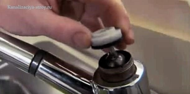 Hogyan lehet saját kezűleg megjavítani a csapot a konyhában vagy a fürdőszobában.