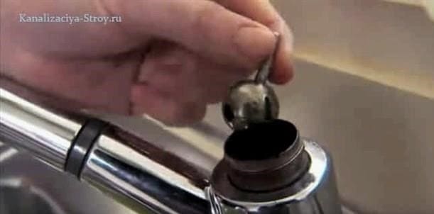 Hogyan lehet saját kezűleg megjavítani a csapot a konyhában vagy a fürdőszobában.