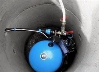 Hidraulikus akkumulátor csatlakoztatása vízellátó rendszerhez felszíni és mély szivattyúval