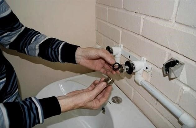 A keverő helyes felszerelése a fürdőszobában saját kezűleg