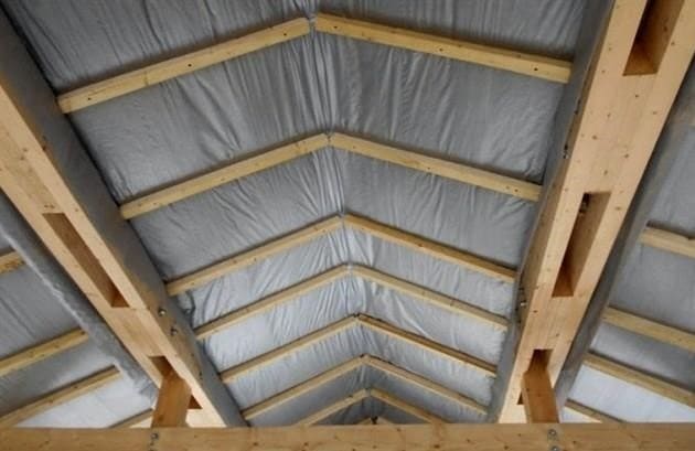 A tetőtér tetőjének szigetelése: a szigetelt szerkezet anyaga és eszköze