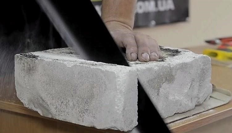 Elektromos fűrész választása szénsavas betonhoz a tömbök vágásához