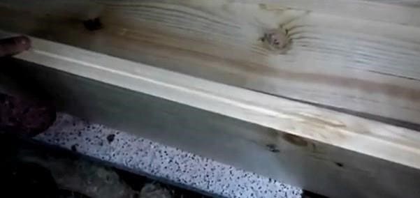 A fürdő fa ajtajának saját kezével történő elkészítésének jellemzői és szabályai
