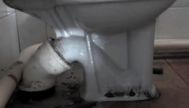 Hogyan lehet óvatosan eltávolítani a tömítőanyagra szerelt WC-csészét