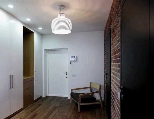Tervezési projektek és lehetőségek a folyosó elrendezéséhez a lakásban
