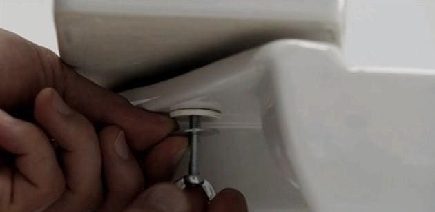 A WC rögzítése a padlóhoz: áttekintés a lehetséges módszerekről és lépésről lépésre