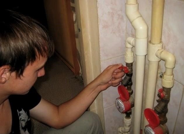 A csaptelep cseréje: hogyan lehet saját kezűleg megváltoztatni a fürdőszoba kialakítását, hogyan kell cserélni a csapot, hogyan lehet eltávolítani a terméket a mosogatóból, a csaptelep leszerelése