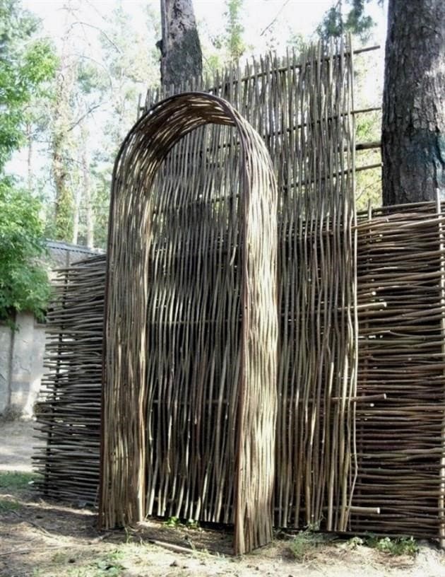 Hogyan készítsünk fonott kerítést saját kezűleg - az országban ágakból, deszkákból vagy gallyakból készült kerítést