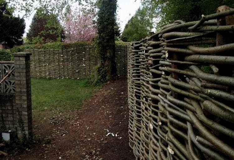 Hogyan készítsünk fonott kerítést saját kezűleg - az országban ágakból, deszkákból vagy gallyakból készült kerítést