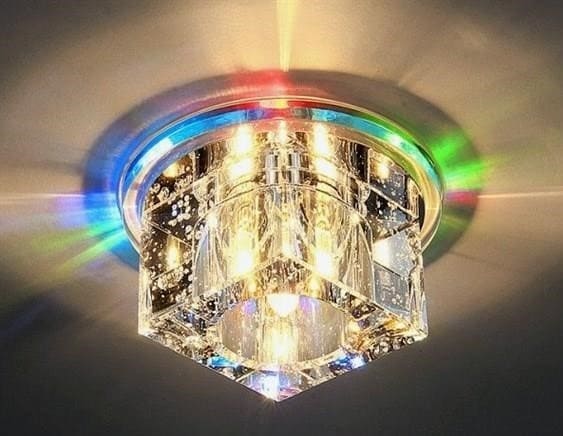 Melyik lámpatestet kell választani feszített mennyezetbe történő beépítéshez?