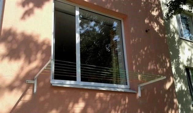 Hasznos apróságok: kosarak és rácsok ablakokhoz erkély nélküli apartmanokban