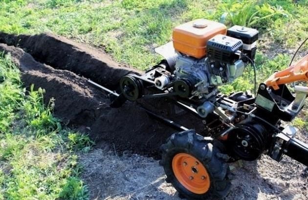 Hogyan lehet saját kezűleg fejleszteni a hátsó traktort: ​​felülvizsgálat és korszerűsítés