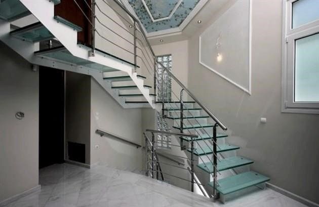 Fali dekoráció a lépcsők közelében - áttekintés az anyagokról és arról, hogyan lehet a szerkezetet integrálni a környező térbe
