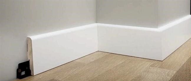 Fehér szegélyléc a belső térben: kiválasztási szabályok, fotó fehér padlólemezről