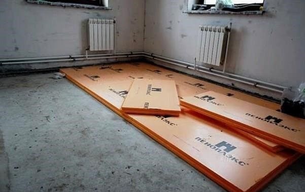 Hogyan kell helyesen elhelyezni a laminált padlót a padlón egy lakásban, részletes utasítások. Lehetséges-e laminátot tenni a penoplexre?
