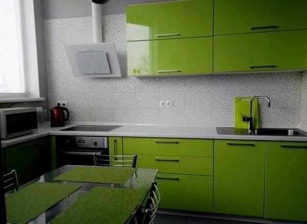 Fa-szerű burkolólapok használata a konyha faldekorációjában