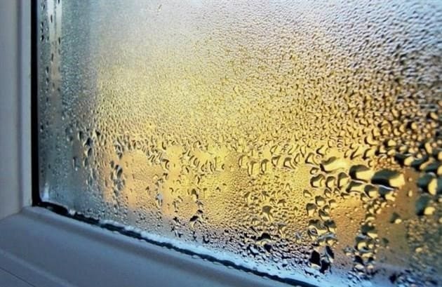 Miért izzadnak az ablakok otthonában: 10 tipp a kondenzáció leküzdésére