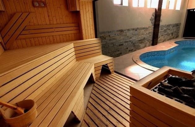 Stílusos, praktikus, modern: egy kétszintes fürdő projektje medencével, hálószobákkal és grillezési terasszal a moszkvai régióban