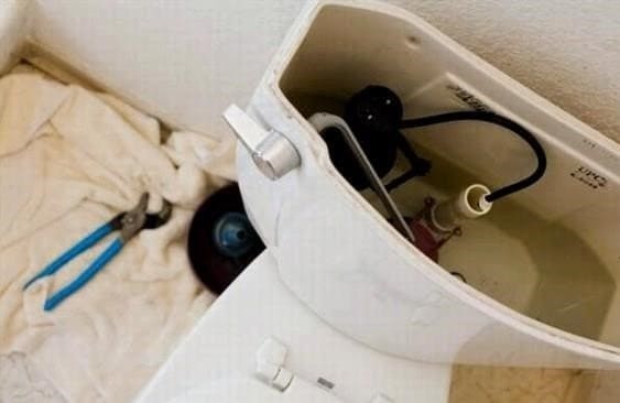A WC-tartályban folyamatosan folyik a víz - hogyan lehet megjavítani?