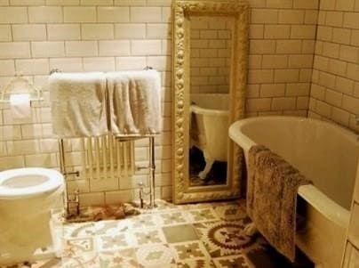 Hogyan spórolhat a fürdőszoba csempéin: gyakorlati tanácsok