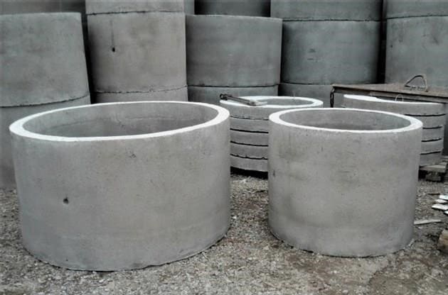 Készülék és utasítások a szeptikus tartály betongyűrűkből történő felszereléséhez