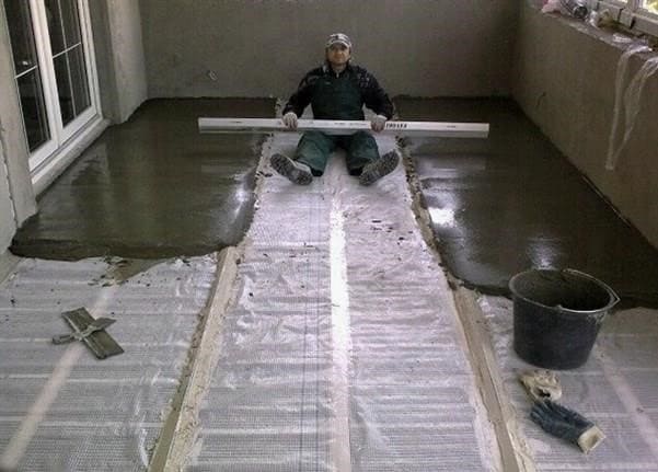 Munkavégzés egy vékony padló esztrich létrehozására - módszerek, anyagok