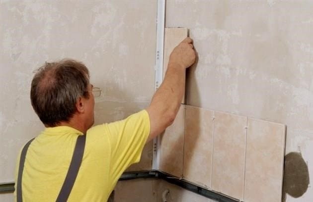 Ragaszthat-e kicsi vagy nagy csempét a falakra maga: útmutató és lépésenkénti utasítások, valamint a munka minden szakasza