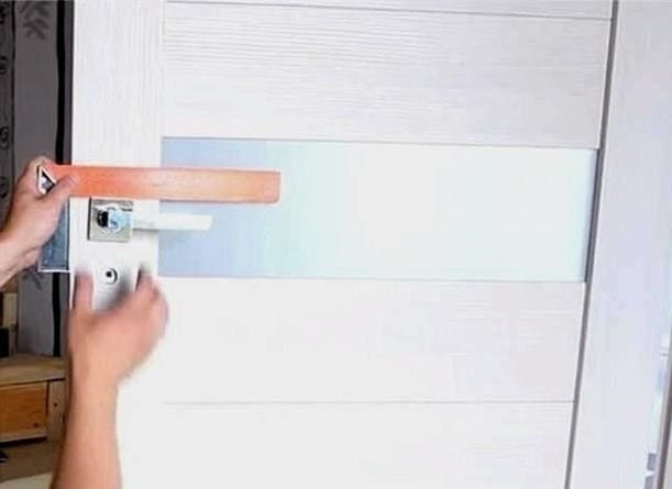 Hogyan helyezzünk el egy zárat egy fa ajtóba