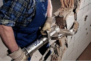 Javítás egy új épületben (48 fotó): sorrend, szétszerelési munkák és csővezetékek vezetése