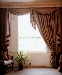 A nappali függönyeinek kialakítása (36 fotó): elkészítés és kiválasztás