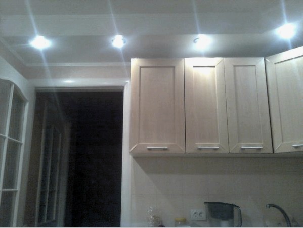 A világítás megvalósítása a konyhában: 4 tipp a lámpák kiválasztásához és elhelyezéséhez