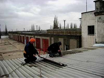 Garázs tetőjavítás: tekercs és lemezanyagok használata