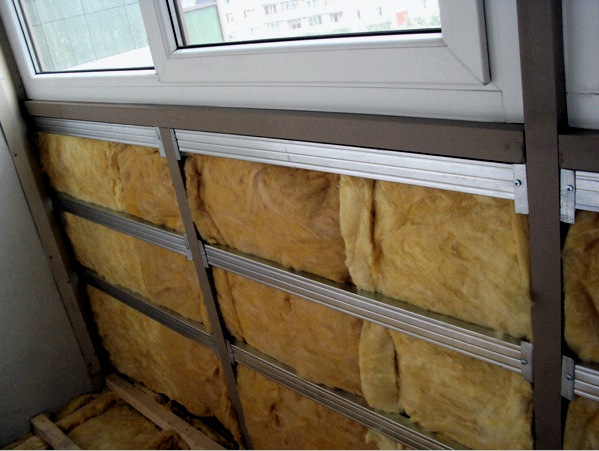 Az erkély saját kezűleg történő díszítése (33 fotó): PVC panelek és bélés, iparvágány, fa bélés, gipszkarton és OSB