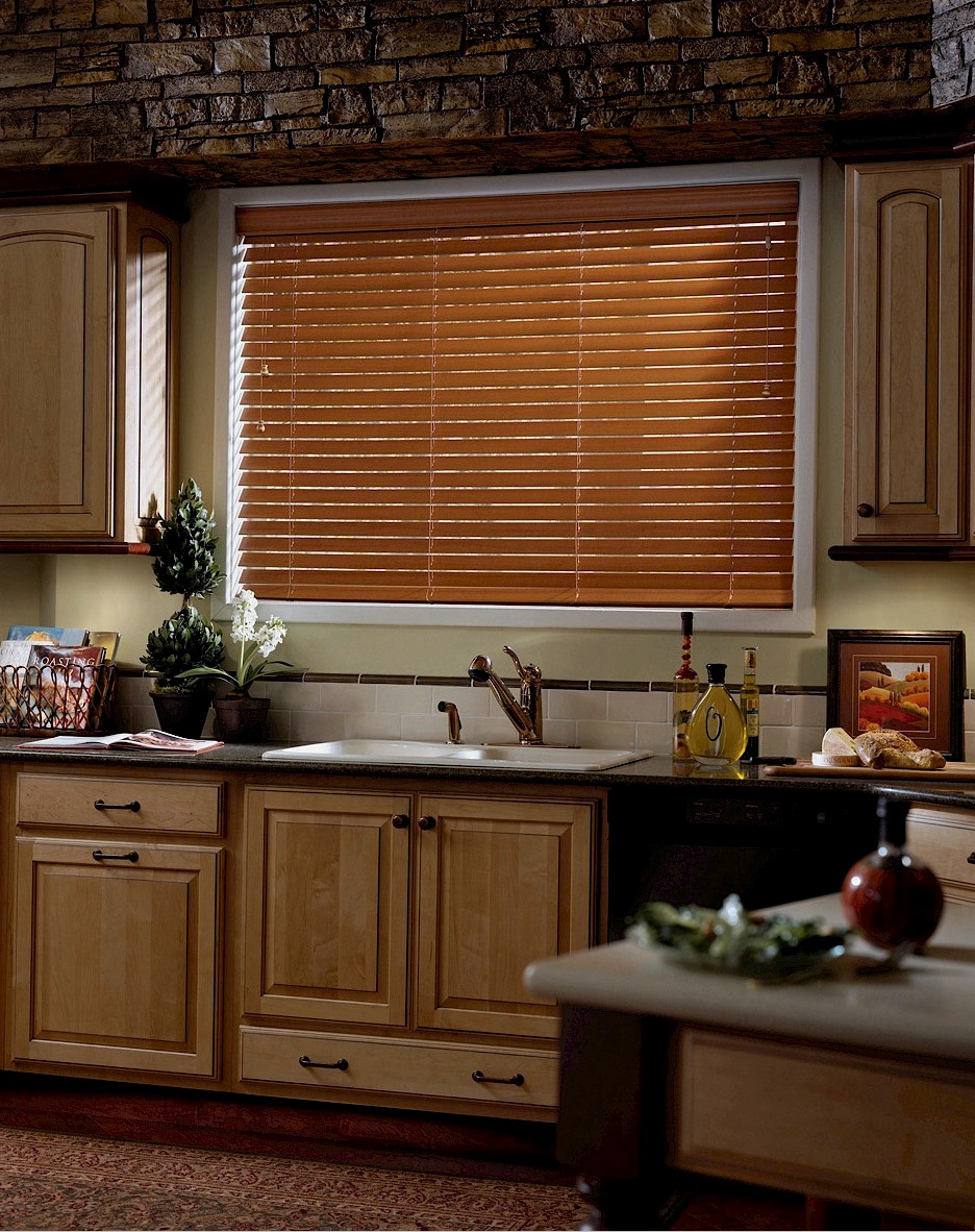 Ablakdíszítés a konyhában (33 fotó): függönyök és redőnyök használata