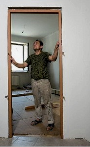 Do-it-yourself ajtó javítás: belső, fa, üveg, alumínium és bejárati szerkezetek helyreállítása