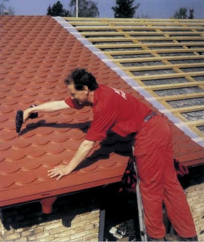 Hengerelt tető javítása: puha és kemény tetőfedés helyreállítása