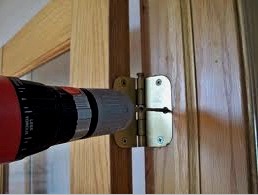 Do-it-yourself ajtó javítás: belső, fa, üveg, alumínium és bejárati szerkezetek helyreállítása